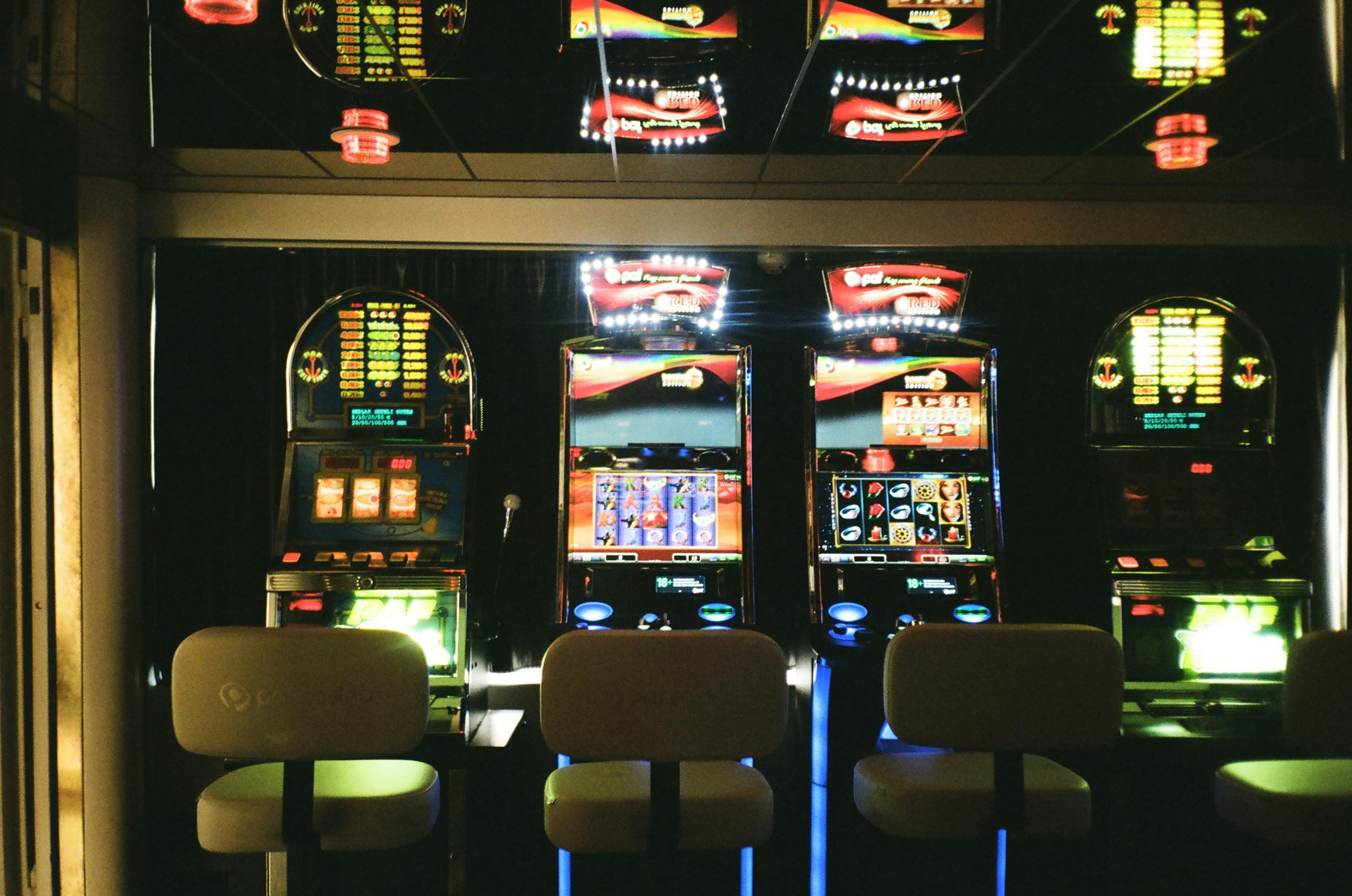 Antarmuka aplikasi 1xbet mobile menampilkan menu utama dengan opsi sportsbook, live dealer, dan slot games